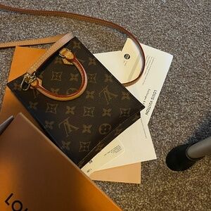 LOUIS VUITTON  Petit Sac Plat